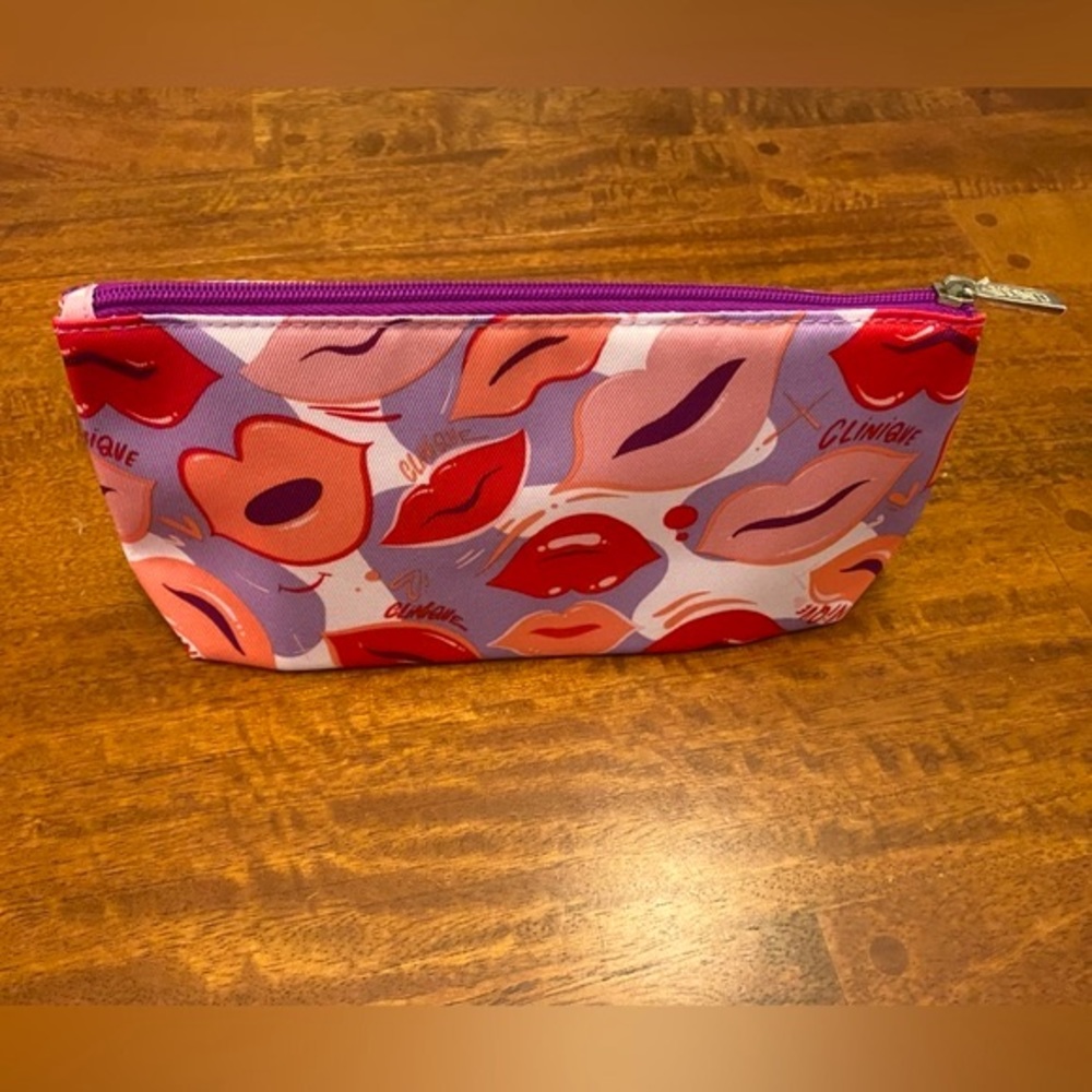 *DONATED to Pepe Fund* Clinique Cosmetic Bag with Lips Pattern NWOT - Picture 4 of 7